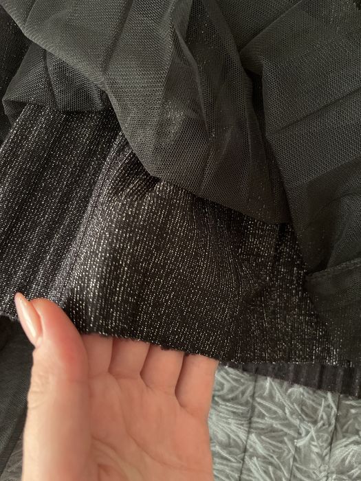 Чорна спідниця міді