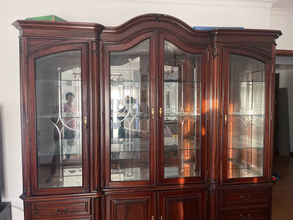 Cristaleira com luzes internas