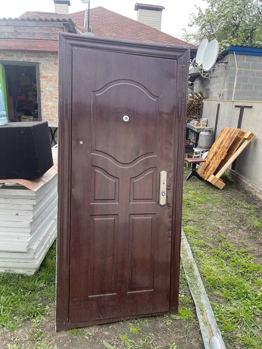 Продам двері вхідні металеві