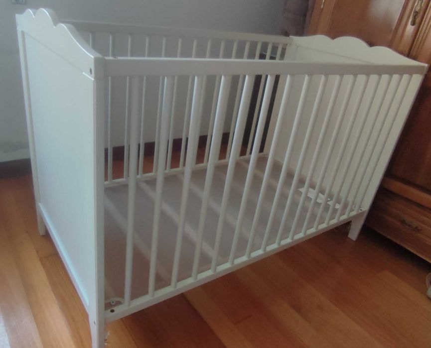 Berço com colchão em bom estado