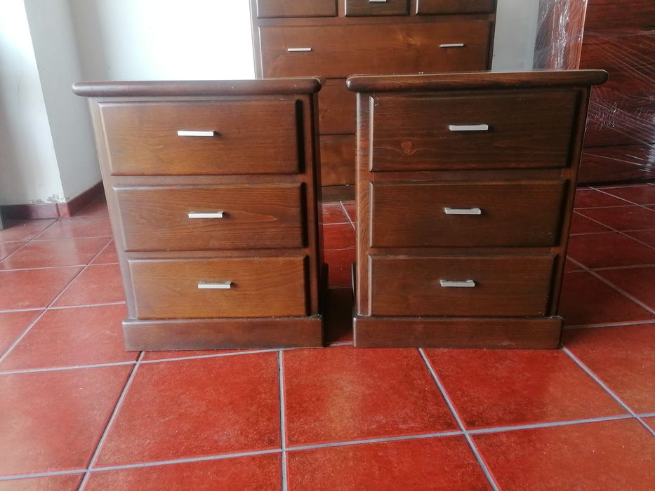 Vendo  Comoda  de quarto e duas mesinhas de cabeceira.