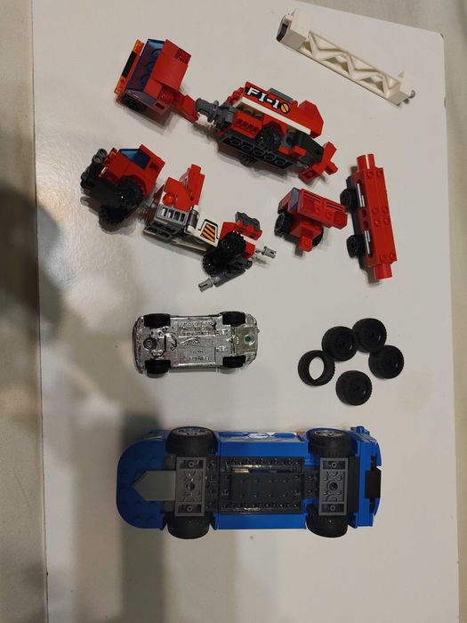 Машинки з конструктора Qman та Hot Wheels
