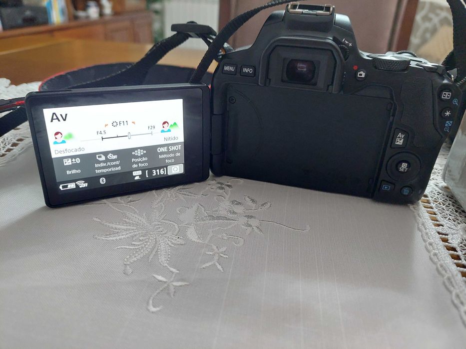 Canon EOS 250D, como nova!