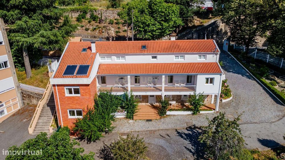Quinta com cerca de 1 hectar e casa de 11 quartos na Covilhã