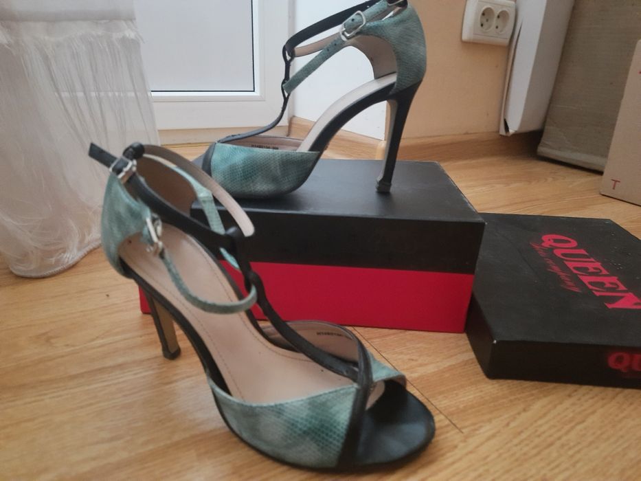 Босоніжки на каблуках, туфлі