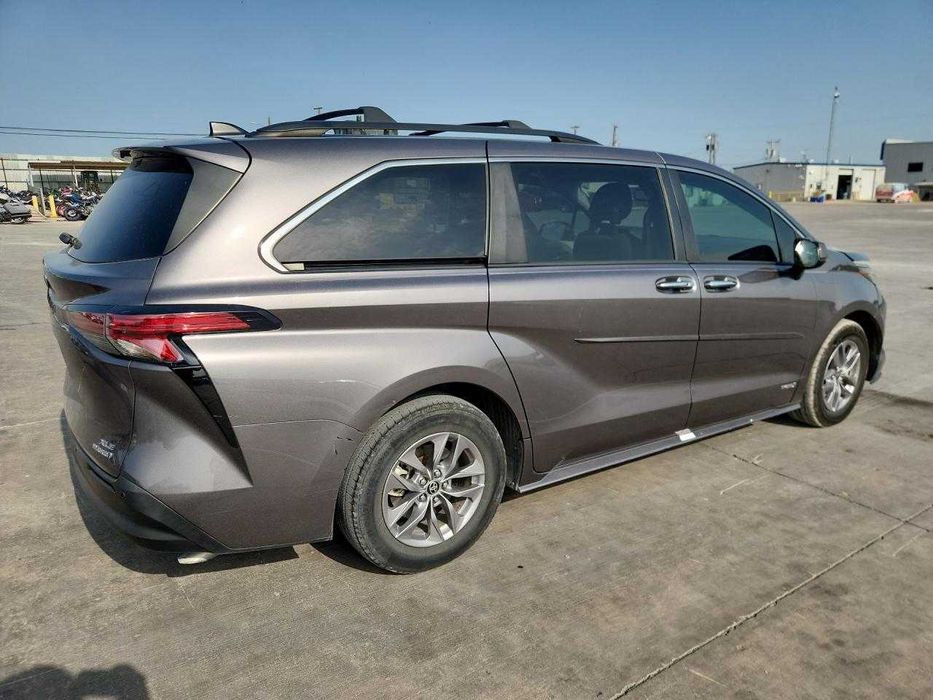 2021 Toyota Sienna XLE