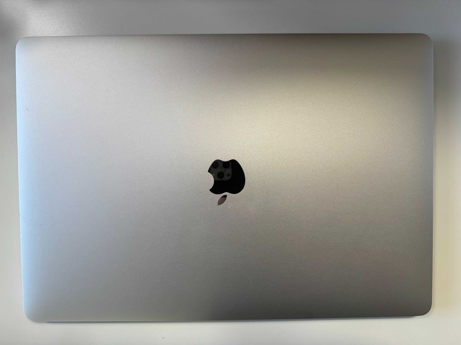 MacBook Pro 15” (2019) — Core i7 2.6 Touch Bar | 16GB RAM | 256GB