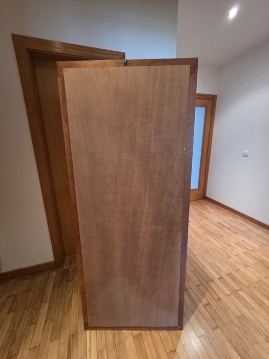 Espelho com moldura em madeira