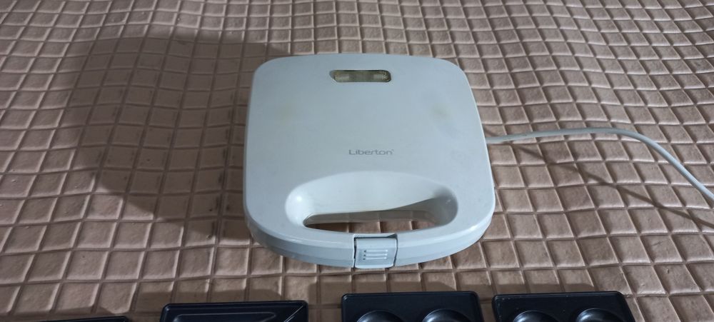 Вафельниця / бутербродниця  Liberton LSM - 8040, робочий стан.