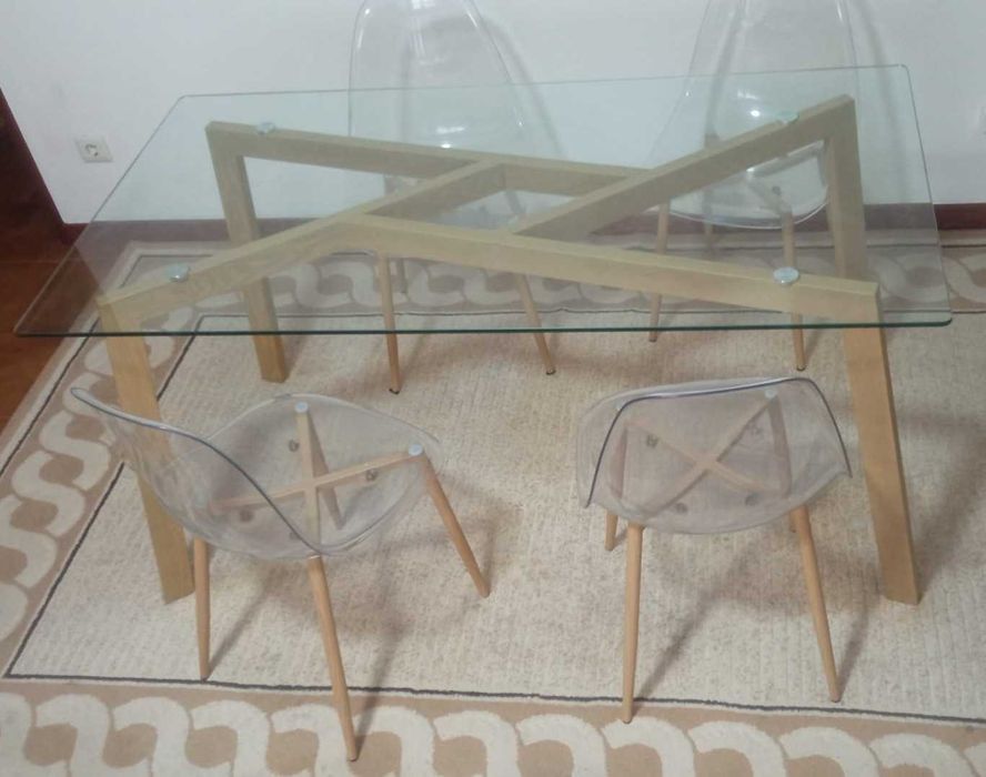 Conjunto de mesa com tampo de vidro (150x80x1 cm) + 4 Cadeiras