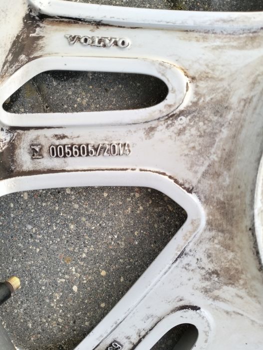 Sprzedam felgi aluminiowe 17 cali do Volvo