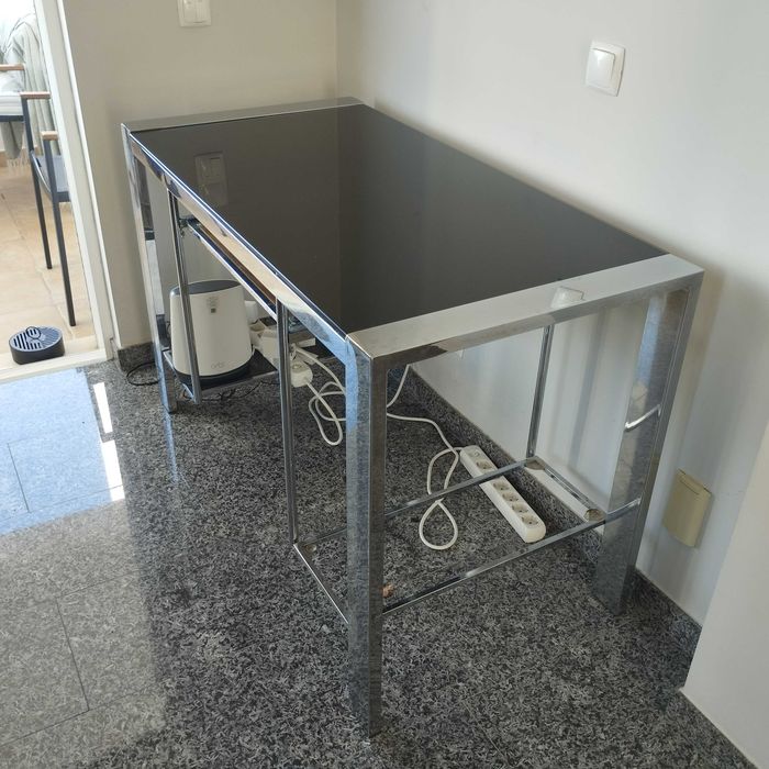 Mesa de escritório em vidro e cromo. Dimensões: comprimento 120 cm, largura 60 cm, altura 76 cm.