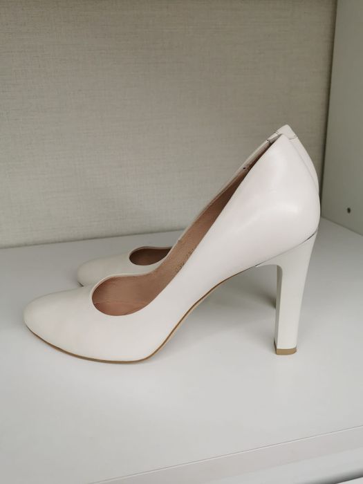 Sprzdam biale skórzane buty ślubne 39