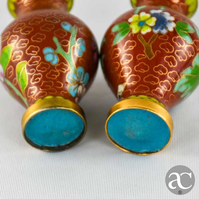 Par de pequenas jarras em cloisonné, China, com base em madeira