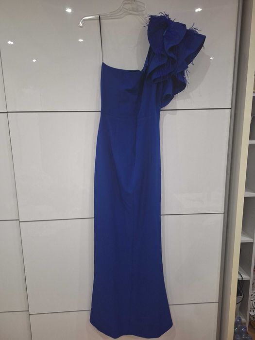 Chabrowa sukienka maxi na jedno ramię z piórami