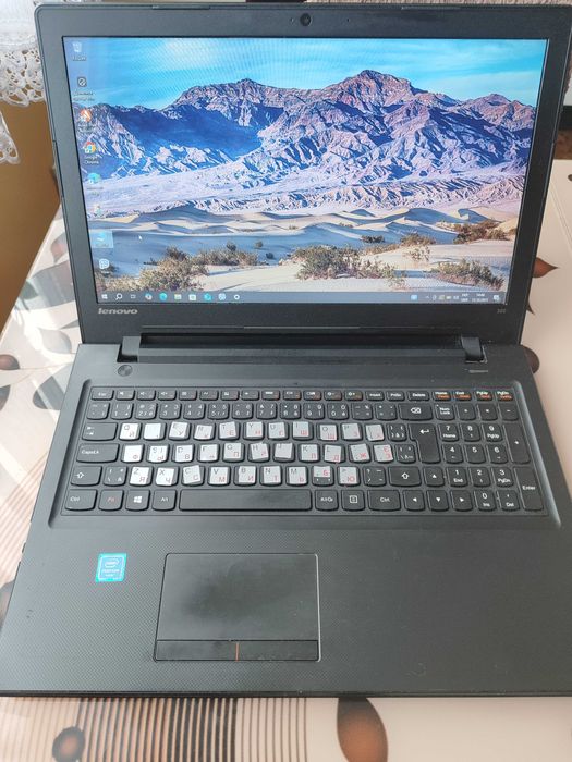Ноутбук Lenovo 300 4ядра, гарний стан довго тримає батарея