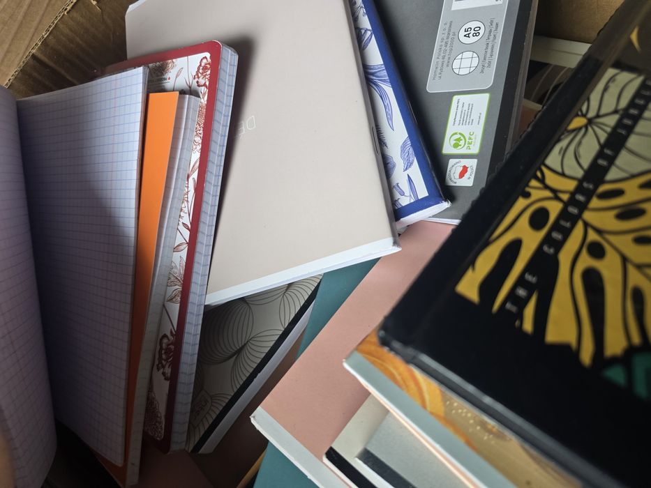 Karton zeszyty 80 szt okolo nowe