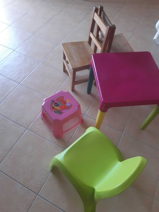 Cadeira e mesa em plástico para criança.