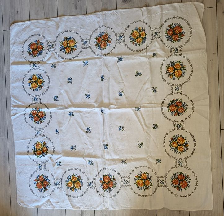 Duży obrus motyw kwiatowy