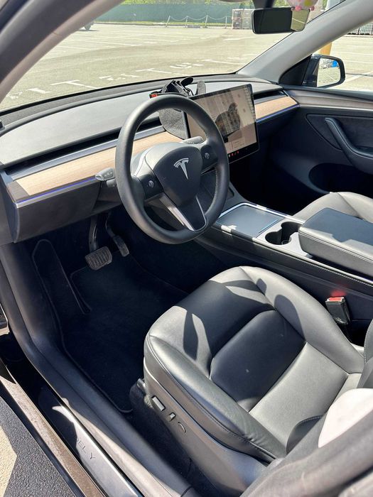 Tesla Model Y 2024