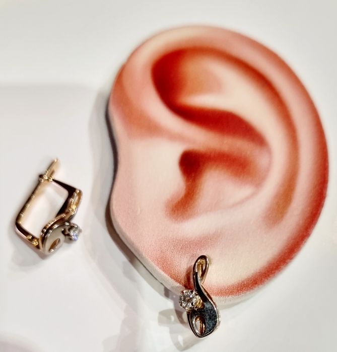 Золотые серьги с бриллиантами. ct 0,14