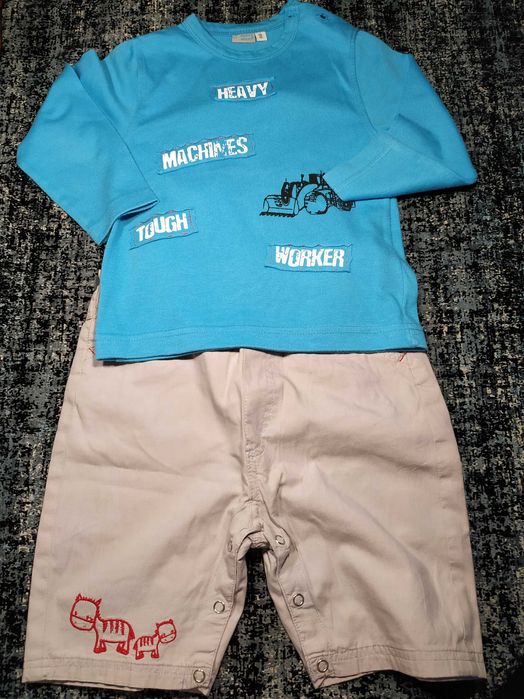 Jardineiras cinzentas, t-shirt vermelha + sweat-shirt azul.