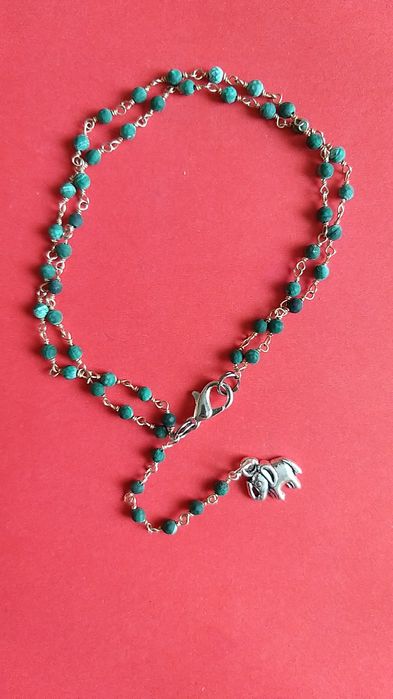 Bransoletka z kamienia malachit na srebrnym łańcuszku.