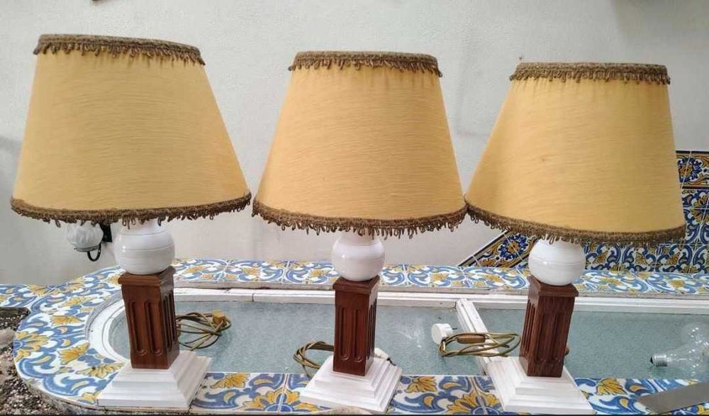 3 Candeeiros em madeira lacada e envernizada