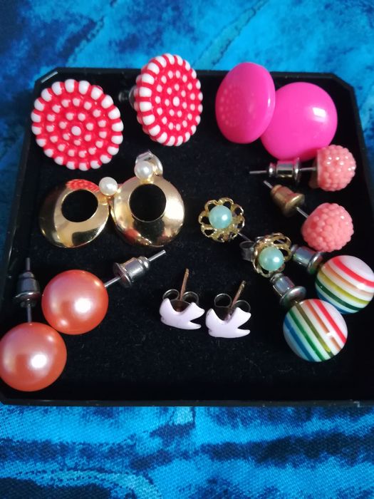 Kolczyki zestaw 8 sztuk DZIEŃ KOBIET