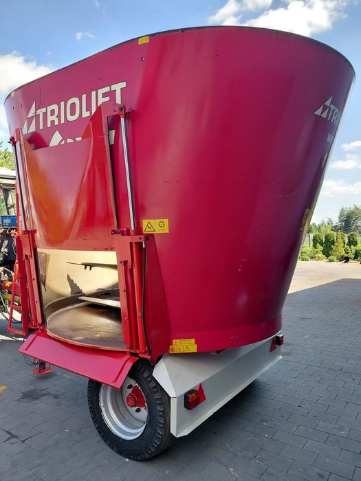 Paszowóz Wóz paszowy TRIOLIET Solomix 1000
