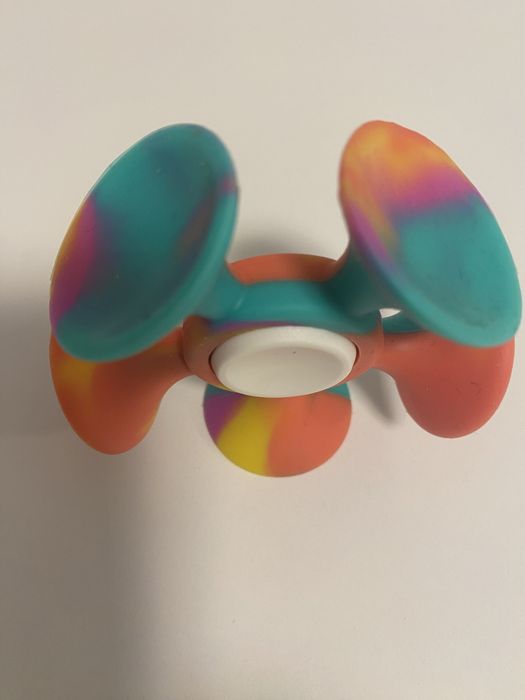 Kolorowy spinner z przyssawkami ze smyka, nowy!