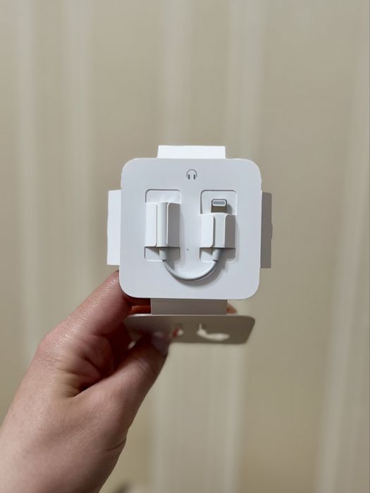 Адаптер Apple Lightning на 3.5 мм mini-jack для навушників
