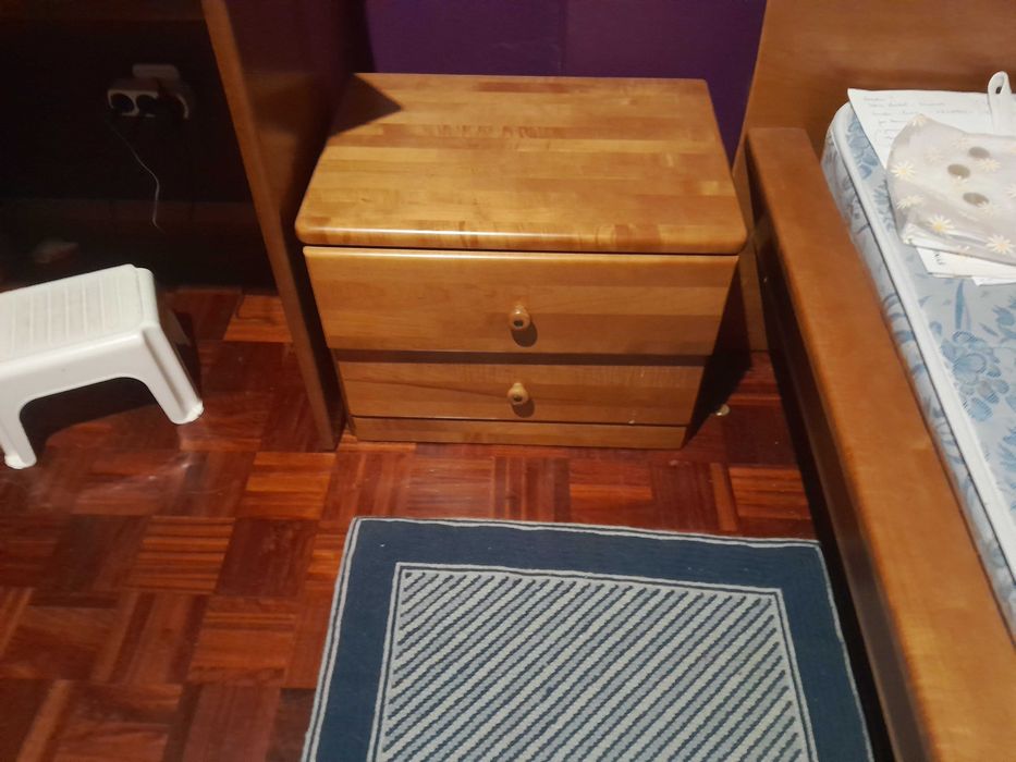 Cama e cómoda em cerejeira e colchão