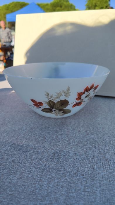 Taça com flores vermelhas