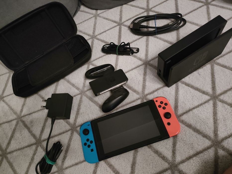 Nintendo Switch + etui + karta pamięci+ szyba