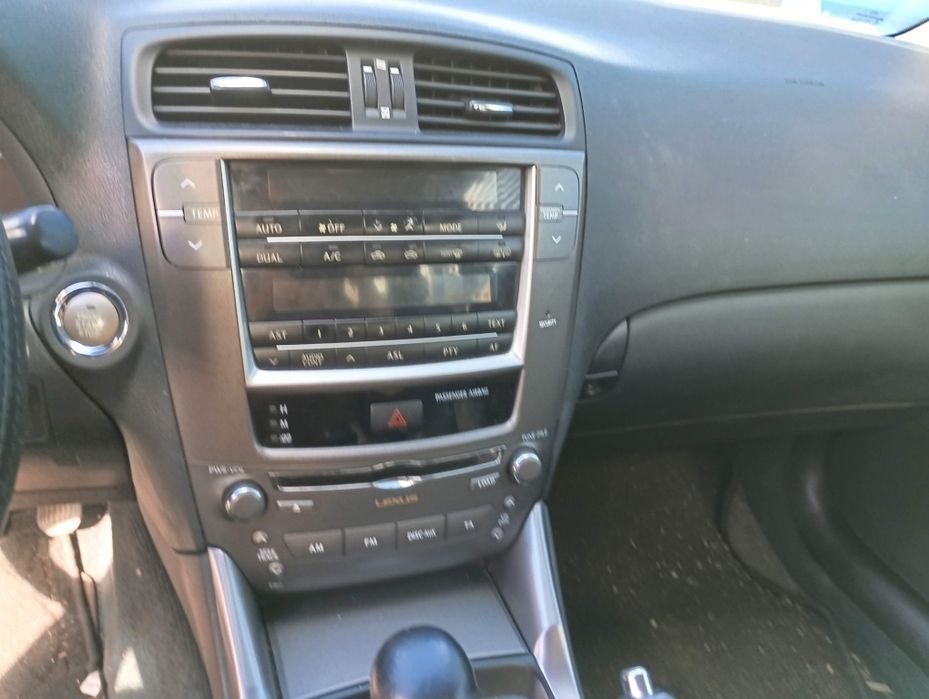 Vendo Lexus is 220 para peças ou reparação