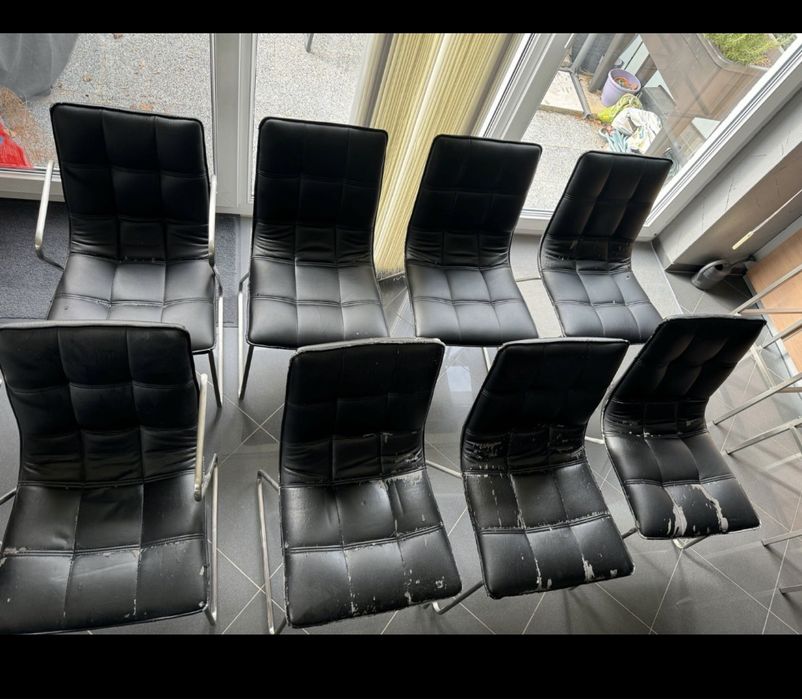 8 крісел два з них з підлокітником