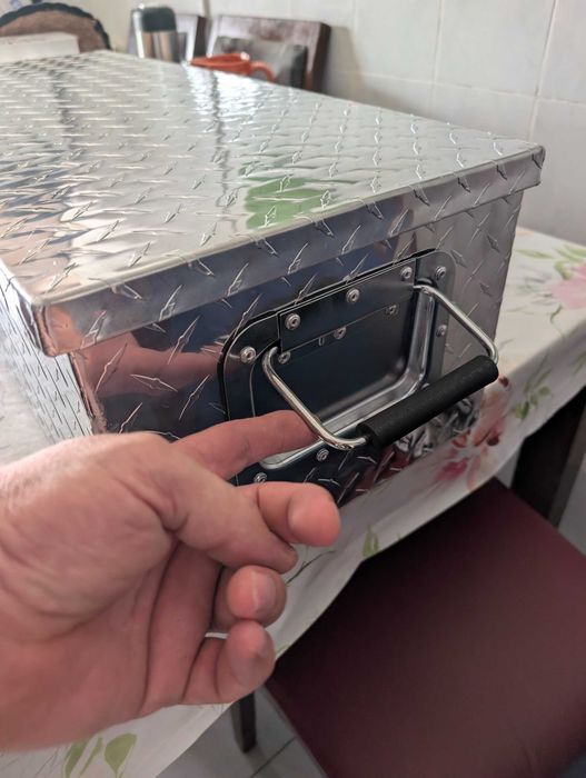 Mala em alumínio resistente nova