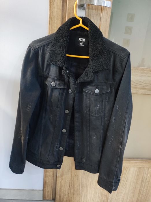 Czarna kurtka jeansowa