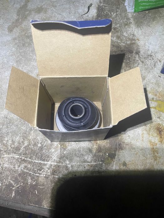 Сайлентблок переднього нижнього ричага Lemforder для W124