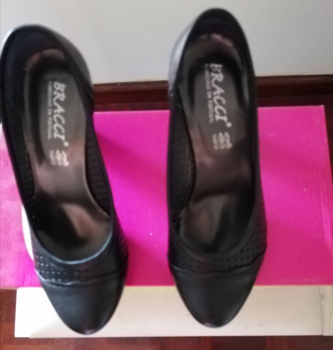 Sapatos pretos de salto