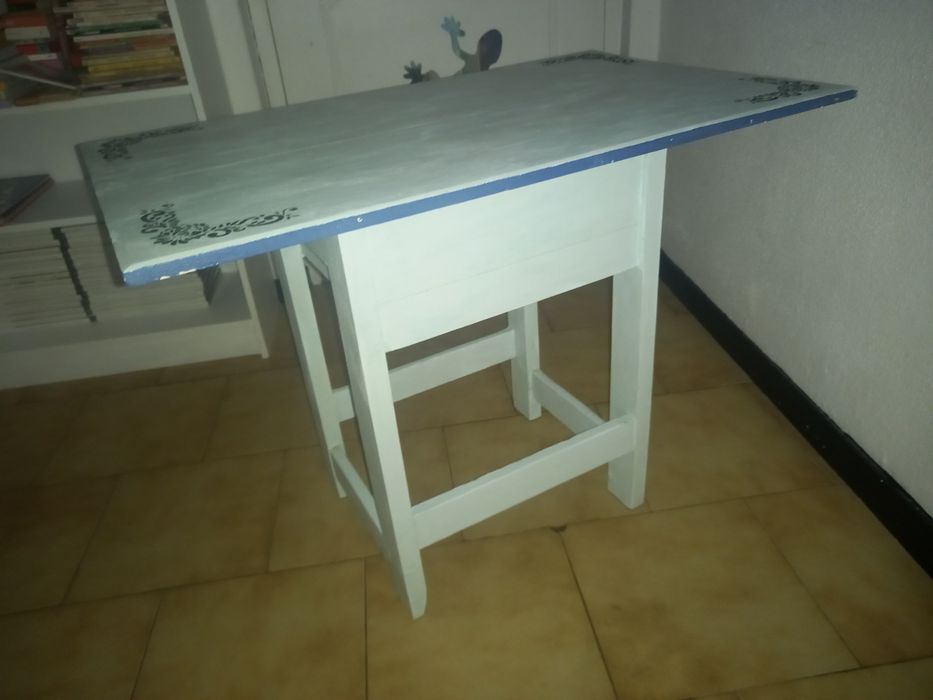 Mesa rústica de madeira maciça