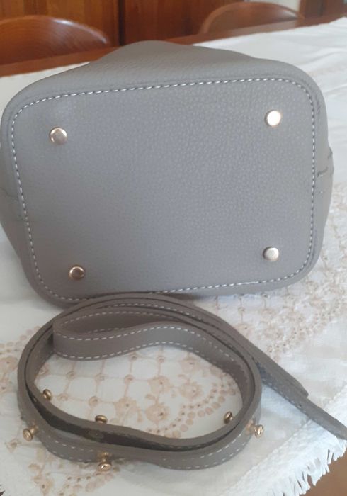 Bolsa cinzenta nova