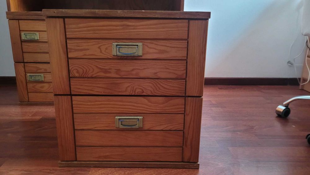 Mobília em pinho (4 móveis para quarto ou outra divisão)