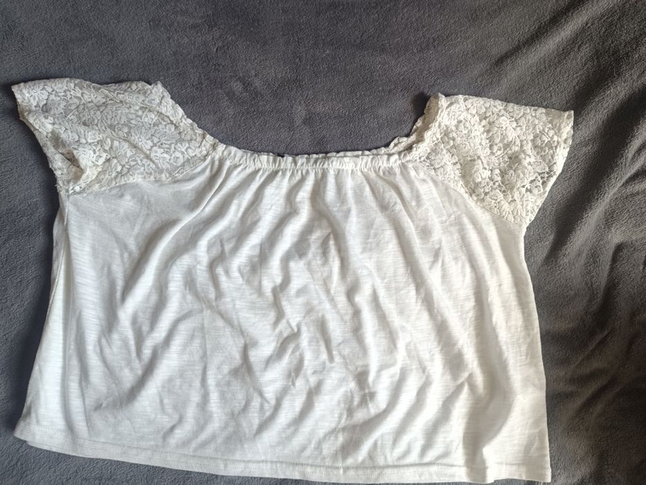 Elegancka biała bluzka z koronkowymi rękawkami