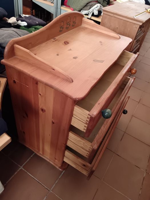 Cómoda em madeira de criança