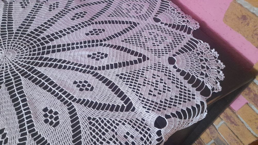Вязана крючком скатерть