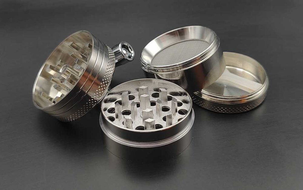 Molinillo de metal para triturar hierbas – grinder de 4 piezas