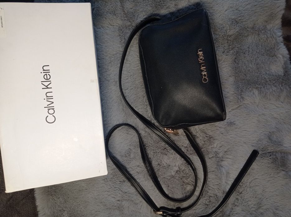 Torebka Calvin Klein czarna torebeczka pasek na ramię tanio mała