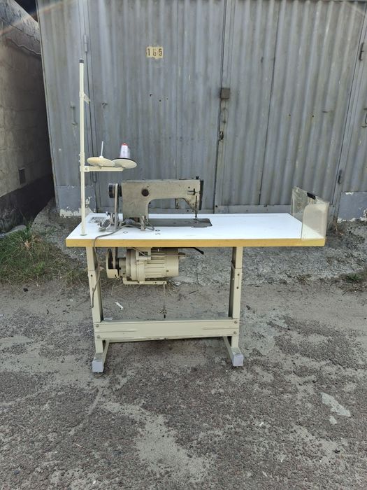 Швейна машинка професійна в зборі з столом